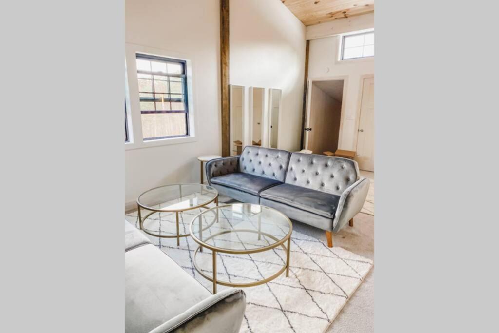 מאונט איירי A Suite With A View + Wine מראה חיצוני תמונה