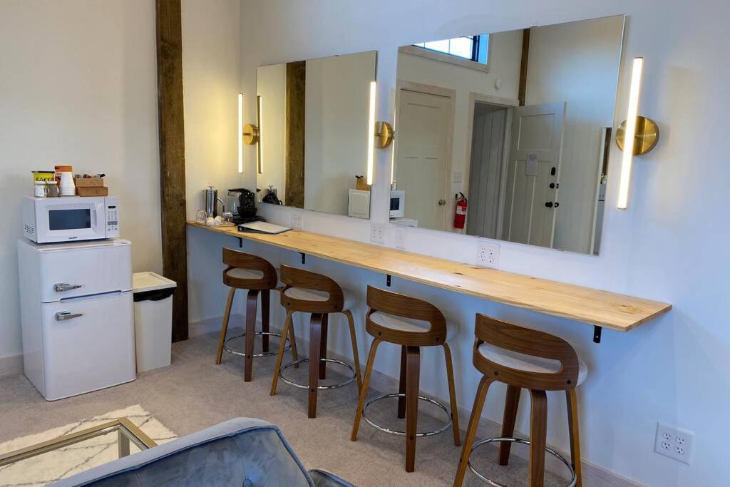 מאונט איירי A Suite With A View + Wine מראה חיצוני תמונה