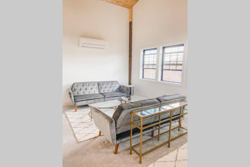 מאונט איירי A Suite With A View + Wine מראה חיצוני תמונה